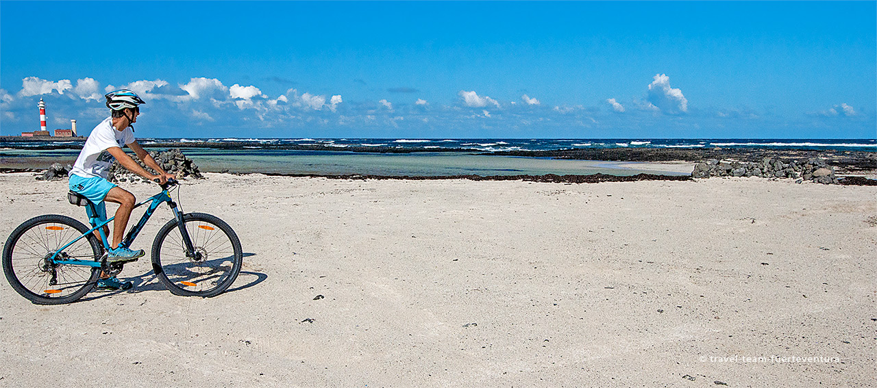 Yannick ANTON en bici delande de las lagunas del Marrajo, cerca de la localidad de El Cotillo.